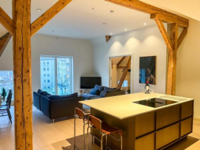 MARINA LUXE - Two Bedrooms, High-End, Iconic Location & Private Parking